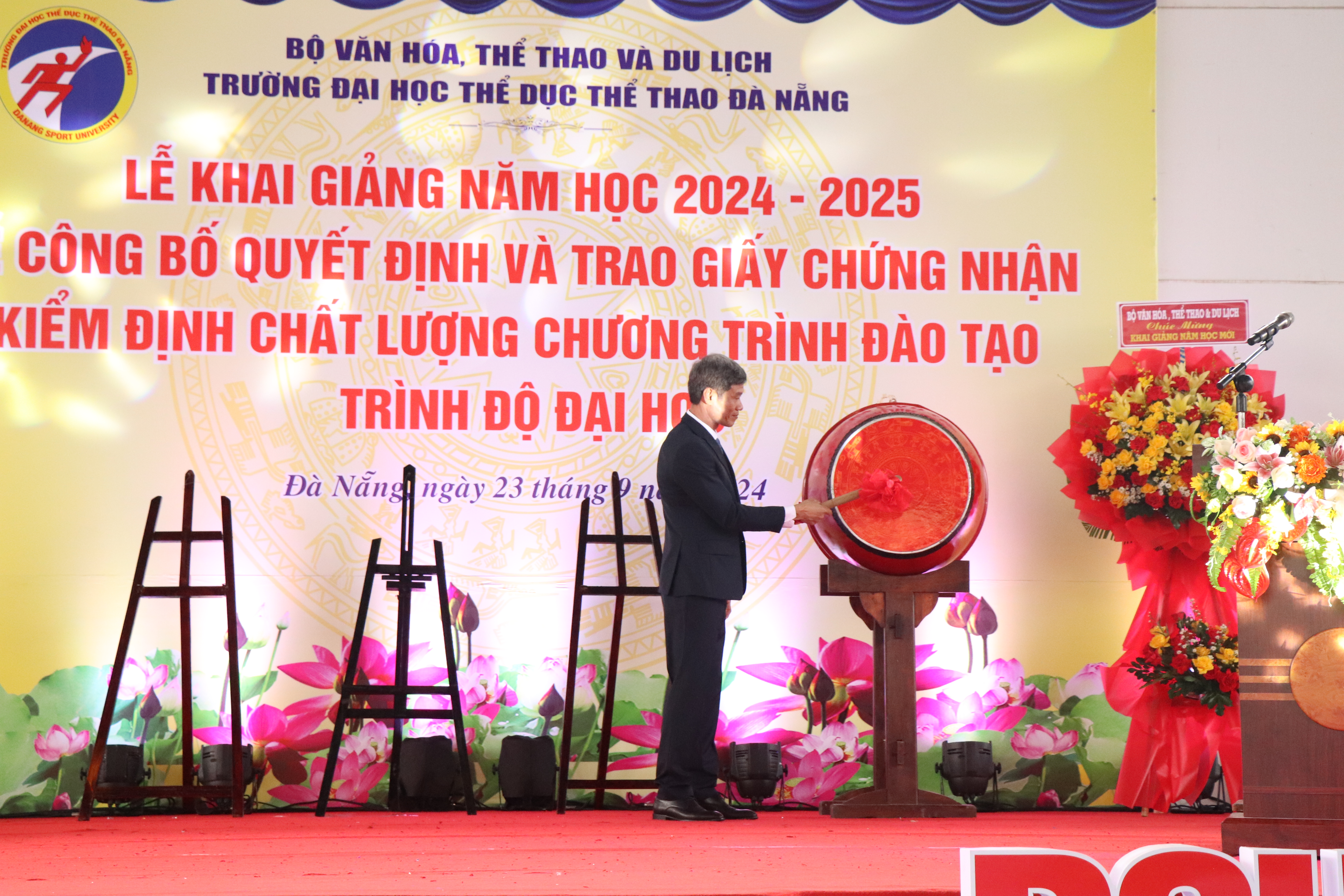 Trường Đại học Thể dục Thể thao Đà Nẵng tổ chức Lễ Khai giảng năm học 2024 - 2025 và công bố quyết định, trao giấy chứng nhận kiểm định chất lượng chương trình đào tạo trình độ đại học.